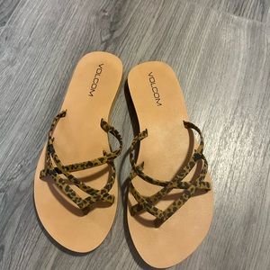 Volcom womens new school flip flop sandal - cheetah print. Size 7.